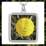 Colar Banhado A Prata Sorriso de face amarela do Sol<br><div class="desc">Projetado tanto na sombra como no sol, este brilhante e ensolarado amarelo-sol a sorrir brilha intensamente. Este colar será um lembrete precioso para brilhar por tudo e carregar um pouco de sol com ela. Sempre que e onde quer que ela vá, chova ou brilhe. Esta imagem é uma fotografia original...</div>