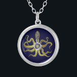 Colar Banhado A Prata Steampunk Gears Octopus Kraken<br><div class="desc">Este monstro-do-mar-boi tentado tem oito apêndices de ouro tipo arame, uma engrenagem prateada central e muitas engrenagens e pinos fazeres para cima da cabeça, olhos e xícaras de sução. É um polvo robô / kraken, um monstro da máquina de metal para qualquer um que goste de geek ficção científica /...</div>