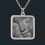 Colar Banhado A Prata Suave Escultura de Pedra Buda<br><div class="desc">Esta imagem é de uma escultura de pedra de um Buda tranquilo. Parece gentil e pacífico enquanto medita. Apelando a budistas,  meditadores e tipos espirituais.</div>