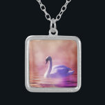Colar Banhado A Prata Swan Branco flutuando num lago névoo<br><div class="desc">Uma encantadora imagem de conto de fadas. Foto romântica macia de um cisne branco em luz roxa nadando em um lago magra. Púrpuras e pinças coloridas criam um humor mágico místico.</div>