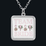 Colar Banhado A Prata TEAM BRIDE Rosa Rosa Rosa Rosa Casada Bridesmaid N<br><div class="desc">O Necklace apresenta uma ilustração original de uma linha de ilustrações com tema de casamento,  incluindo um boutonniere e um bouquet de rosa,  com TEAM BRIDE numa fonte divertida. Uma dama de excelente/festa noiva!</div>