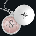 Colar Banhado A Prata Tendência Rosa Cinzenta com Glitter Leve Dourada d<br><div class="desc">Um colar de rosa dourado com nome de monograma. Excelente de presentes de damas de honra ou presente de aniversário para ela. Veja os nossos outros produtos na coleção Glitter de Coleta de Dissipação Dourada Rosa.</div>