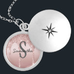 Colar Banhado A Prata Tendência Rosa Cinzenta com Glitter Leve Dourada d<br><div class="desc">Um colar de rosa dourado com nome de monograma. Excelente de presentes de damas de honra ou presente de aniversário para ela. Veja os nossos outros produtos na coleção Glitter de Coleta de Dissipação Dourada Rosa.</div>