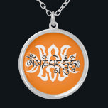 Colar Banhado A Prata Tibetano: Seis Palavras Verdadeiras Mantra/Om Mãe<br><div class="desc">Bonito e significativo Presente do Budismo Tibetano com Bênçãos de todas as maneiras. As seis palavras verdadeiras do excelente: Om Mãe Ni Pad Me Hum é o mantra mais comum no Tibete, recitado por budistas, pintado ou esculpido em rochas, rodas de oração, ou crânios de iaque, e visto ao redor...</div>