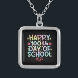 Colar Banhado A Prata Tie Dye Happy 100º Dia de Professores<br><div class="desc">Tie Dye Happy 100º Dia De Professora Estudante 100 Dias De Camisa-T</div>