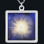 Colar Banhado A Prata *~* Totem de Ouro Ocular - Raios Luzes Geométricos<br><div class="desc">JOIAS Quadradas COM INTENÇÃO (R) - Joias Energeticamente Melhoradas. Triângulo Geométrico Sagrado Mandala e 3º Olho mais feixes de luz e energia. Como curador de energia espiritual a distância profissional desde 2001, aprendi, desenvolvi e utilizei o poder da intenção de cura de energia. Todo meu judeu com intenção (R) carregar...</div>
