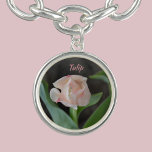 Colar Banhado A Prata Tulipa Floral do Rico Rosa Pastel<br><div class="desc">Esta tulipa cor-de-rosa pastel de solteiro emoldurada e embrulhada em folhas verdes é um lindo colar pingente floral. Colocada sobre um fundo escuro,  seu nome pode ser personalizado para um presente realmente bonito e elegante para ser tesourado. Esta imagem é uma fotografia original de JLW_PHOTOGRAPHY.</div>