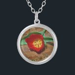 Colar Banhado A Prata Tulipa Vermelha primavera<br><div class="desc">Primavera Red Tulip,  contra uma rocha marrom no lago Arrohead. Foto de Sandy Closs. Páscoa,  floral,  flores vermelhas,  Primavera,  namorados,  dias de os namorados,  casamento,  casamentos,  Dias de os namorados</div>