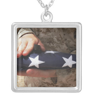 Colar Banhado A Prata Um soldado segura bandeira dos Estados Unidos