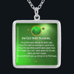 Colar Banhado A Prata Uma Velho Bênção Irlandesa<br><div class="desc">Elegante, única joia celta de ouro com uma pedra esmeralda e uma pedra de xamrock com uma antiga dentro de oração irlandesa para o Santo do Dia do Paddy (, Rua. Patty ). Gemstones tridimensionais vibrantes e modelagem design, 3D muito precisa e renderização por parte da Búlgara Lumini (c).Parte da...</div>