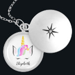 Colar Banhado A Prata unicórnio mágico personalizado e bonito<br><div class="desc">Ela é mágica, incrível como um unicórnio. Lembre-a de sua beleza e graça com este colar de cesta. Personalize com seu nome em uma fonte elegante de script. Apresentando meu unicórnio de cabelos arco-íris, ilustração da cabeça da coroa com flores e lascas bonitinhas e sonolentas. Um presente especial para a...</div>