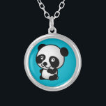 Colar Banhado A Prata Urso-panda branco e preto<br><div class="desc">Uma ilustração bonita e adorável de um urso panda preto e branco sentado e parecendo feliz,  amigável e amoroso. Fundo azul turquesa.</div>