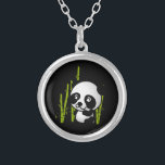 Colar Banhado A Prata Urso panda branco e preto num pomar de bambu.<br><div class="desc">Que bela e adorável ilustração de um urso panda preto e branco sentado entre as pedras verdes de bambu em um pequeno bosque,  parecendo feliz,  amigável e amoroso. O fundo negro realmente faz essa pop panda pequena!</div>