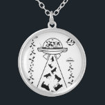 Colar Banhado A Prata Vacas em uma nave OVNI<br><div class="desc">Uma ilustração engraçada de vacas pilotando um OVNI. Esta nave espacial está resgatando vacas de fazendas na Terra. Um design de teoria da conspiração engraçado. A ilustração é preto e branco.</div>