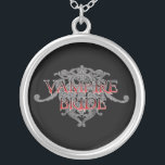 Colar Banhado A Prata Vamire Bride Necklace<br><div class="desc">Que visto elegante morto... . a um Vamire Wedding Elegante ornamentos góticos Elegantes com "Vampiro Bride" e "Vampiro Groom" em letras negras com realces vermelhos de excelente para aqueles amantes vampiros que tomam o mergulho "final" ou para o seu próprio Casamento Vampiro.</div>