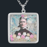 Colar Banhado A Prata Victorian Lady Necklace<br><div class="desc">Este adorável colar será certamente um começo de conversa! Você pode dizer que é seu excelente,  vovó excelente! Reproduzido a partir da minha arte mestiça,  este colar vai inspirar e deliciar.</div>