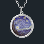Colar Banhado A Prata Vincent Van Gogh Starry Night Vintage Fine Art<br><div class="desc">Vincent van Gogh Starry Night Fine Art Painting Starry Night Starry Night é uma pintura do artista poste-impressionista holandês Vincent van Gogh. O céu azul à noite está cheio de nuvens, estrelas e uma lua crescente brilhante. A Noite Estrelada é a única noturna na série de visões da janela do...</div>