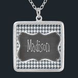 Colar Banhado A Prata Vintage Chalkboard look Charcarbonolor Houndstooth<br><div class="desc">Você vai adorar este design de quadro-negro bonito, elegante e vintage com o design de padrão de Houndstooth de Cor de Carvão! Convidamos vocês para nossa loja, Compro Chá de panela, para ver este design de quadro negro legal em muitos mais produtos personalizáveis excelentes, incluindo botões de noiva feminina, selos...</div>