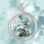 Colar Banhado A Prata Vintage Lily Brooch Pastel Blue<br><div class="desc">Personalize este lindo colar de pingos florais com suas iniciais para um presente verdadeiramente elegante que ela vai tesourar. A imagem em azul pastel é de um broche metálico vintage de um par de lírios e é ultra-feminina e única. Esta imagem é uma fotografia original de joias de JLW_Photografia.</div>