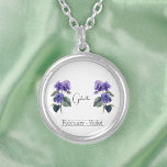 Colar Banhado A Prata Violeta de fevereiro do mês de nascimento<br><div class="desc">Flor do mês de nascimento fevereiro Violet personalizou o colar apresentando uma ilustração das flores violetas. O nome personalizado é escrito em uma fonte de script na moda acima das flores. Abaixo do nome está escrito "Fevereiro - Violeta", indicando que o mês de nascimento é fevereiro e que a flor...</div>