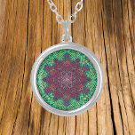 Colar Banhado A Prata Weave Mandala Verde Azul e Vermelho<br><div class="desc">Esta mandala funky apresenta verde,  azul e vermelho em um estilo de tecelagem cesta. Imagens psicodélicas para o hippie moderno ou para qualquer pessoa que ame cores ranzinza.</div>