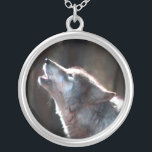 Colar Banhado A Prata Wolf Howling Lone Wolf<br><div class="desc">Lobo uivando,  se você ama lobos ou é um lobo solitário isso é para você. Leve este lobo selvagem para casa com você e viva no lado selvagem.</div>