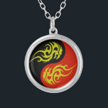 Colar Banhado A Prata yin yang e dragão do ouro<br><div class="desc">o yin yang e a colar do dragão do ouro mostram a unidade de forças opostas.</div>