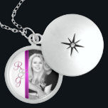 Colar cor-de-rosa do casamento de prata do<br><div class="desc">Recorde seu dia especial com nossa colar cor-de-rosa do casamento de prata do monograma. Personalize com sua escolha do texto & da pia batismal. Note por favor a fita & a pedra na fotografia é um efeito impresso. Veja por favor presentes de casamento maiores em TheInspiredEdge.com</div>