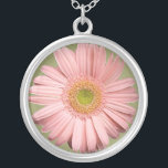 Colar cor-de-rosa do Gerbera<br><div class="desc">Um gerbera bonito em um muito claro - pique e um olho verde macio faz a isto um pendente bonito da colar. Um presente lindo para uma mulher ou um adolescente.</div>