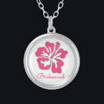 Colar da Flor de Hibiscus Rosa<br><div class="desc">O colar apresenta uma ilustração original de uma flor de hibisco tropical rosa havaiano,  e BRIDESMAID em uma fonte divertida. Um presente perfeito para suas damas de honra!</div>