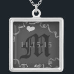 Colar de Aniversário da Data de Casamento do Monog<br><div class="desc">Colares de Festa de casamento de Manutenção de Casamento - para alterar a cor de fundo - clique em personalizar - clique em editar - escolha a última ferramenta no menu suspenso e escolha entre uma das cores mostradas ou digite o código hexadecimal de rgb para sua cor de casamento...</div>