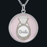 Colar de BRIDE de Casamento de Diamante Rosa, Cola<br><div class="desc">O colar apresenta uma ilustração original de um anel de diamante em um fundo rosa pálido,  com BRIDE em uma fonte de cinza divertida. Excelente para casamentos,  chás de panela e noivados!</div>