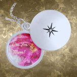 Colar de Cachorro de Amor com Prata Esterilizada<br><div class="desc">Belo colar de caixão com fundo floral cor-de-rosa dizendo "Ame Mais Você". Um presente para ela! Prateado com prata esterlina. Diâmetro do carme: 1, 125" Comprimento da cadeia: 18" com palhetas de lagosta de 2" feitas em U.A.</div>