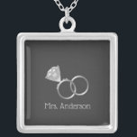 Colar de Casamento Personalizado<br><div class="desc">Colar personalizado com anéis de casamento que incluem o diamante e a banda. presente de excelente para a noiva ser.</div>