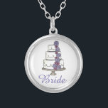 Colar de Chá de panela de Bolo Noiva<br><div class="desc">O colar apresenta uma ilustração original de um bolo de casamento em camadas com flores de glacé rosa e roxo,  e BRIDE em uma bonito fonte roxa. Um presente perfeito para a noiva!</div>