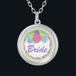 Colar de Chá de panela de Bolo Noiva<br><div class="desc">Colar apresenta uma ilustração original de um bolo de casamento tocado com flores glacés, e BRIDE em uma fonte roxa divertida. Um presente perfeito para a noiva!</div>