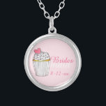 Colar de Cupcake de Bridesmaid Rosa, Colar de Pres<br><div class="desc">O colar apresenta uma ilustração original de um cupcake de fosco em um fundo rosa pálido e BRIDESMAID em uma fonte rosa divertida. Simplesmente personalize com a data do evento. Um presente perfeito para suas damas de honra!</div>