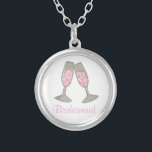 Colar de Festa de casamento de Champanhe Rosa de B<br><div class="desc">O colar apresenta uma ilustração original de dois copos de champanhe rosa borbulhante,  com BRIDESMAID em fonte divertida. Uma dama de excelente/festa noiva!</div>