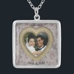 Colar de Foto do Coração Dourado<br><div class="desc">Colar romântico de fotogramas cardíacos para personalizar a adição da sua própria fotografia e a alteração do texto, da fonte, do tamanho e da cor, como preferir. Muito bonito como favor de casamento para os seus convidados!</div>