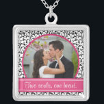 Colar de Modelo de Foto de Casamento Branco, Rosa,<br><div class="desc">Mude a foto e o verso do amor neste pingente e colar cor-de-rosa, preto e branco de casamento tema damasco floral ou modelo de foto de aniversário. Para mudar o verso e a foto, use a opção personalizar. Para obter alterações mais abrangentes no colar, incluindo a alteração da fonte, do...</div>