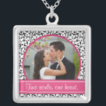 Colar de Modelo de Foto de Casamento Branco, Rosa,<br><div class="desc">Mude a foto e o verso do amor neste pingente e colar cor-de-rosa, preto e branco de casamento tema damasco floral ou modelo de foto de aniversário. Para mudar o verso e a foto, use a opção personalizar. Para obter alterações mais abrangentes no colar, incluindo a alteração da fonte, do...</div>