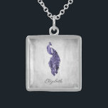 Colar de Peacock Roxo<br><div class="desc">Personalize um presente único para as suas damas de honra com um Colar de Pavão Roxo. O design do colar apresenta um pavão vibrante que repousa sobre uma delicada vinha de folhagem branca contra um fundo de resmungo. Personalize com o nome da dama de honra para uma lembrança carinhosa do...</div>