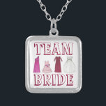 Colar de Ponta de Festa de casamento de Vestido da<br><div class="desc">O colar apresenta uma ilustração original de uma fileira de vestidos de noiva,  com TEAM BRIDE numa fonte divertida. Um presente de festa de noiva excelente!</div>