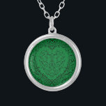 Colar de Prata do Coração Gótica Verde e Preto 1<br><div class="desc">Nossos Lindos Pescoços Góticos De Silver Coração Verde E Preto 1 São Escuros,  Mas Adoráveis Com Nossa Design De Rolagem Artística. Eles São Projetados Em Uma Coleção De Vários Itens Para Que Todo O Seu Casamento Possa Ser Coordenado Com O Mesmo Estilo!</div>
