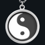 Colar de prata do pendente do símbolo de Yin Yang<br><div class="desc">O equilíbrio,  a energia e o bom feng-shui sejam com você onde quer que você vai com este presente da colar de prata do pendente do símbolo de yang do yin.</div>