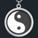 Colar de prata do pendente do símbolo de Yin Yang<br><div class="desc">O equilíbrio,  a energia e o bom feng-shui sejam com você onde quer que você vai com este presente da colar de prata do pendente do símbolo de yang do yin.</div>