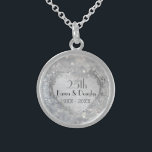 Colar De Prata Esterlina Aniversário de Casamento de 25 do Coração Sparkle<br><div class="desc">Belo design de prata ornamentado sobre cintilação cintilante impressão de prata neste romântico colar de prata esterlina celebrando seu marco vinte e cinco anos de casamento. O texto está pronto para você personalizar com seus nomes e datas.</div>