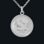 Colar De Prata Esterlina Aniversário de Casamento de 25 Silver<br><div class="desc">O colar Sterling Silver tem o estilo de tipografia de 25 Aniversário como arte de texto. Personalize nomes e data de Aniversário.</div>