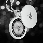 Colar De Prata Esterlina Aniversário de Casamento do 25 Silver Elegante<br><div class="desc">Celebre o aniversário do casamento de 25 com este caixão comemorativo! As letras esbeltas a preto e branco com um confete hexagonal sobre fundo de folha prateada acrescentam um toque memorável para esta ocasião especial e um marco extraordinário. Personalize com as iniciais do casal, uma mensagem especial, e as datas...</div>