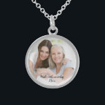 Colar De Prata Esterlina Charm Buquê Fotográfico da Mãe de Casamento<br><div class="desc">Personalize este encanto com uma fotografia da sua mãe para que a possa carregar consigo no dia do seu casamento. Você poderia vestir como um colar ou usar uma fita para adicioná-la como um charme de buquê.</div>